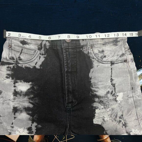 41. Dye Pinch Cut-Off Short with Deconstruction - Picture 7 of 10